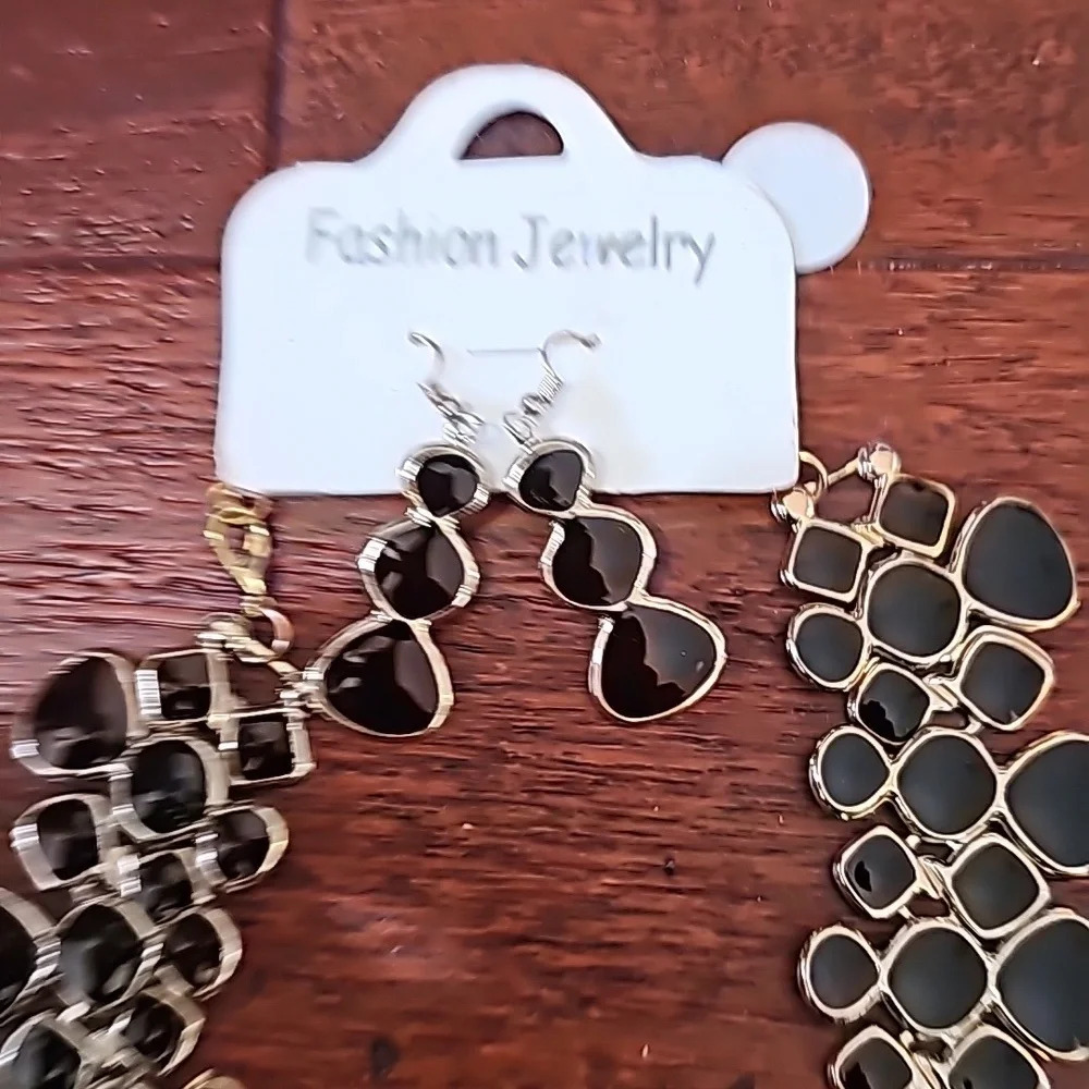 Fashion Jewelry Scattered Stone Necklace and Earing Set - Picture 4 of 4